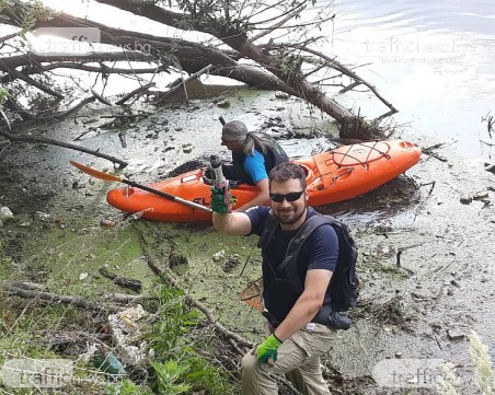 Маркова маратонка и вибратор плуват из Марица! Доброволци почистиха реката с каяк