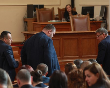 Нинова за първи ден, Пеевски за втори – в пленарната зала, на работа