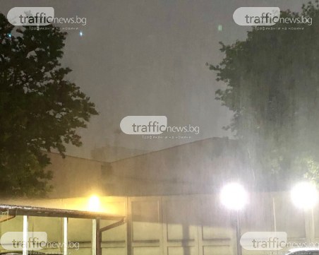 Порой и гръмотевици над Пловдив! За минути улиците станаха езера