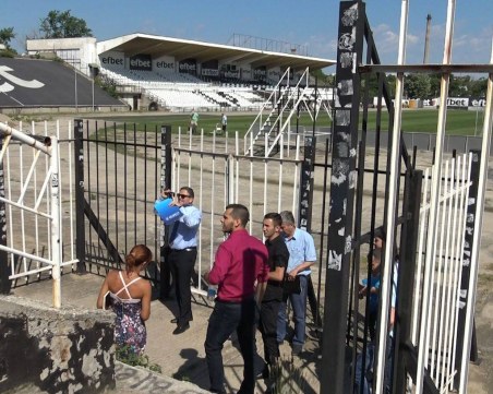 Ще играе ли Локо в Лига Европа на Лаута? УЕФА направи тричасова инспекция