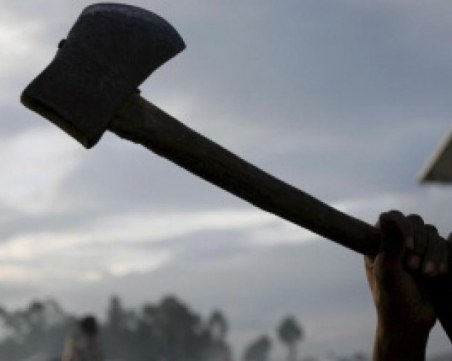 След бурен скандал, габровец помля съсед с… брадва