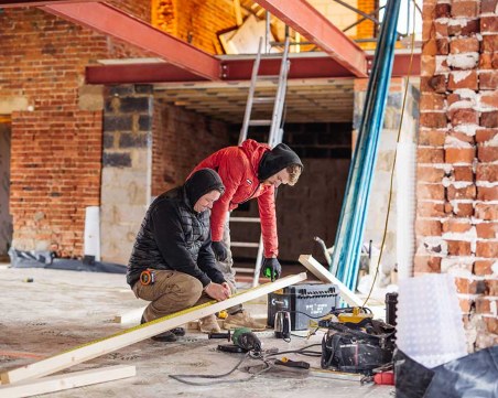 Търсят се: Строители и сервитьори. IT секторът – препълнен!