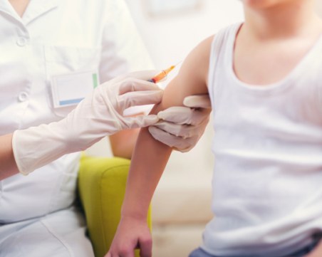 В разгара на морбили вълната: 112 родители антиваксъри с глоби