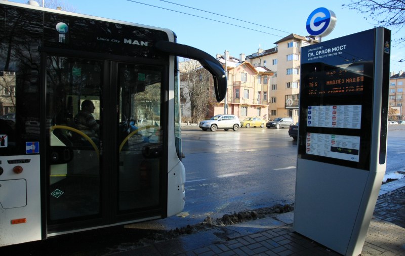 Край на жегите по спирките на градския транспорт! София слага охладителни системи