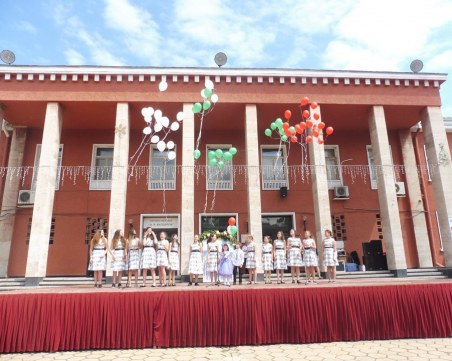 Бели, зелени и червени балони полетяха в небето над Стамболийски