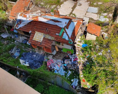 Къща развъдник на плъхове в столичен квартал продължава да се руши