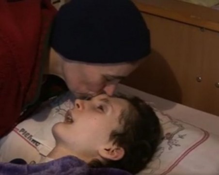 Катастрофа преобръща живота на Ева, която се научи да чете на 3 годинки