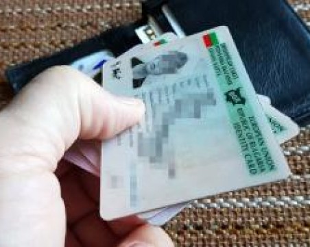 Край на опашките! МВР ще праща новата лична карта по пощата