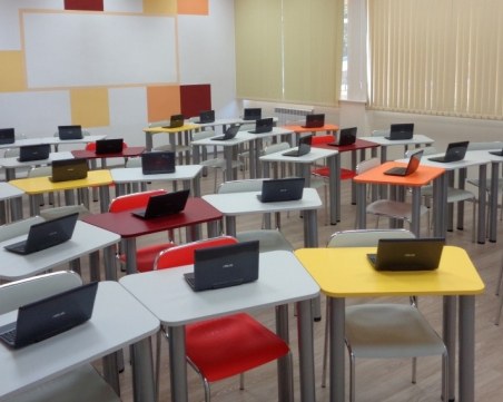 Махат двойните чинове и плочките от класните стаи