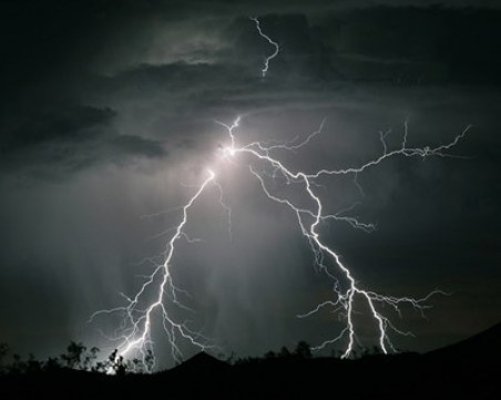 Мълния удари мъж край Симитли, той оцеля като по чудо