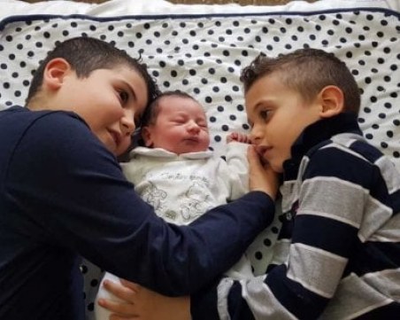 Марко, Андреа и Симона – тримата братя. Духат свещите заедно, а не са тризнаци