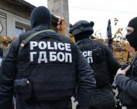 Обвинения на 10 души лица за рекет и разпространение на дрога в Монтана