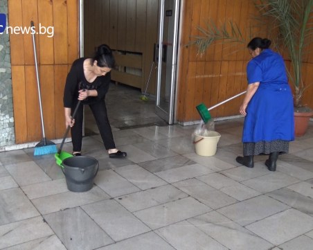 С гумени ботуши и кофи в ръка се борят с пороя в Централна поща в Пловдив