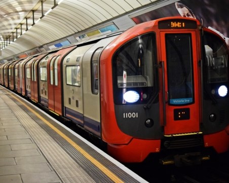 Следят пътниците в лондонското метро чрез... телефоните им