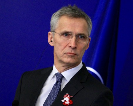 Столтенберг: НАТО е готов да приеме Македония