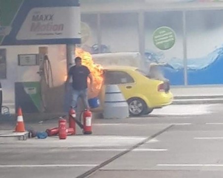 Такси лумна в пламъци докато зарежда на столична бензиностанция