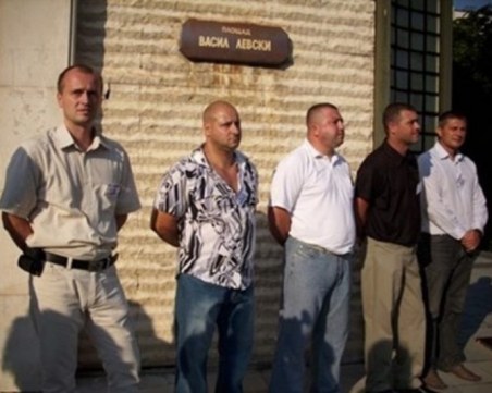 Цацаров ще вади от затвора осъдените полицаи по делото 