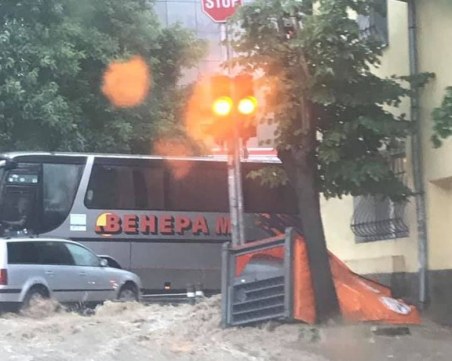 Ураган и рекорден дъжд връхлетяха и Стара Загора! Скъсани кабели, изкоренени дървета...