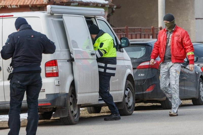 Полицията в Братислава простреля въоръжен с нож мъж, наръгал хора