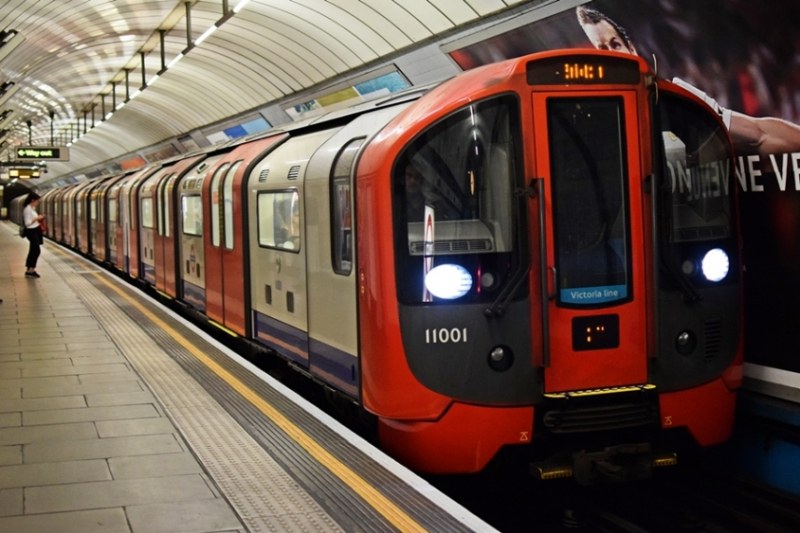 Следят пътниците в лондонското метро чрез... телефоните им