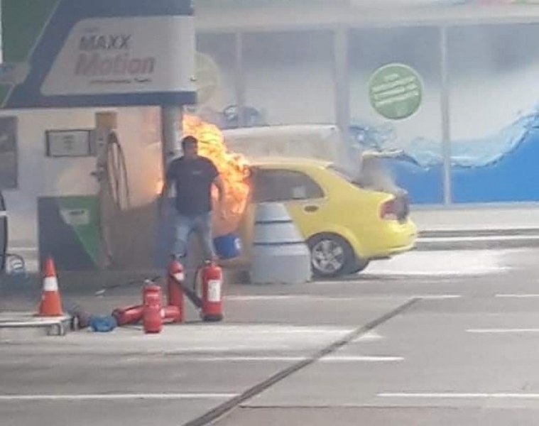 Такси лумна в пламъци докато зарежда на столична бензиностанция