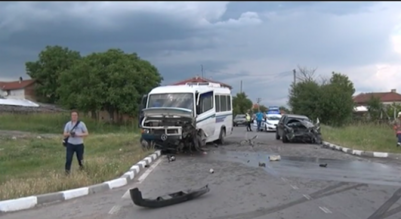 Тежка катастрофа край Хасково! Четирима, сред които две деца, са в болница