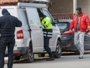 Полицията в Братислава простреля въоръжен с нож мъж, наръгал хора