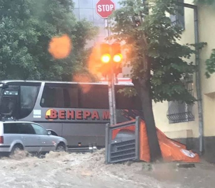 Ураган и рекорден дъжд връхлетяха и Стара Загора! Скъсани кабели, изкоренени дървета...