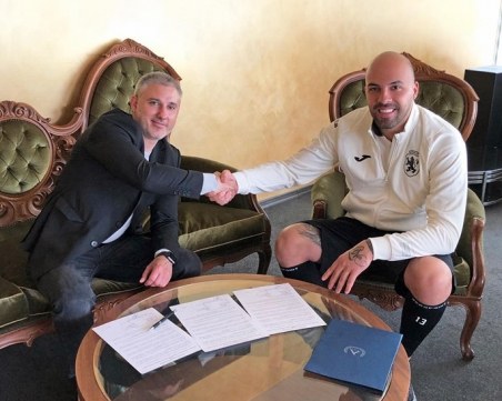 Николай Михайлов подписа с 