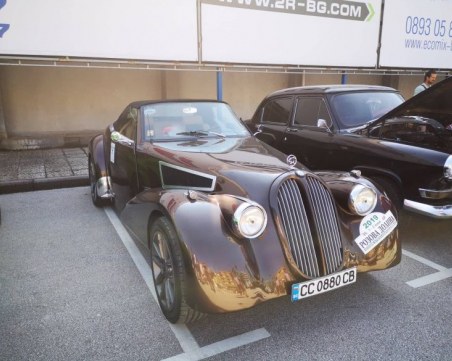 Уникален автомобил тръгна на ретро рали от Пловдив