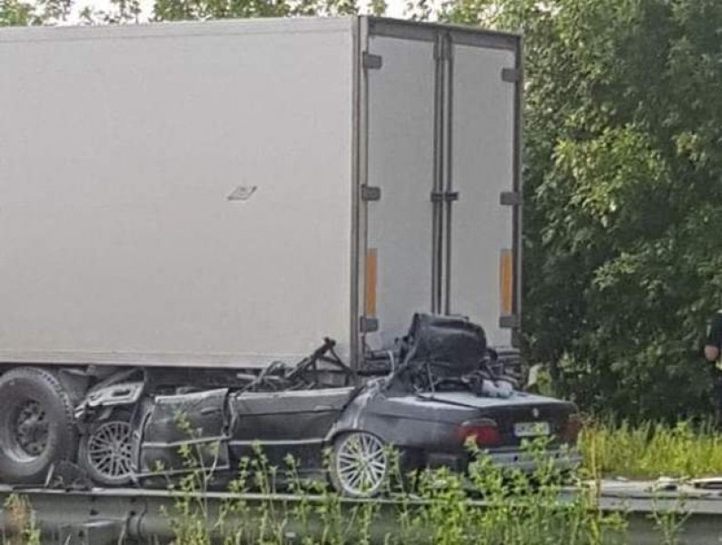 BMW се вряза в тир с над 200 км/ч, шофьорът почина на място