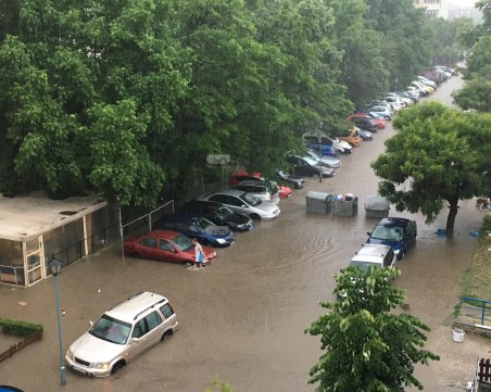 Евакуираха цяла болница в Пловдив, пълна е с вода, няма и ток