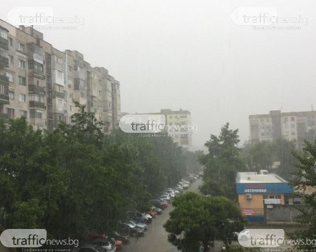 Градушка удари част от Пловдив, силен дъжд вали в района*