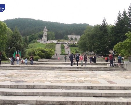 Хлопащи стълби след ремонт за 300 бона под носа на Ботев