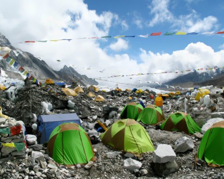 Колко струва на алпинистите изкачването на Еверест?
