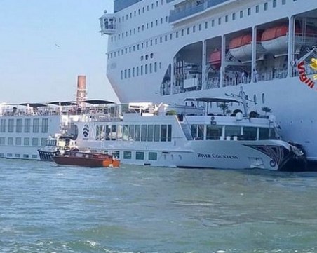 Круизен лайнер и кораб за разходки се сблъскаха във Венеция, петима са ранени