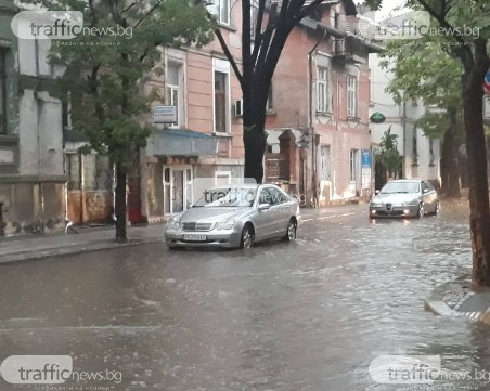 Пловдивчани в капан! Водата се покачва, а 112 не отговаря! Откъде да търсим помощ?
