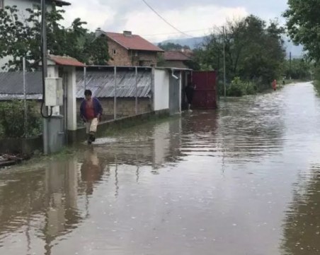 Река Гюрля излезе от коритото си! Има наводнени къщи