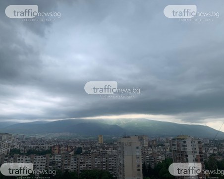 Силен дъжд се изля над София! Но... за кратко