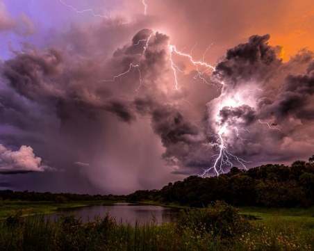 Връхлитат отново дъжд, бури и градушки! Жълт код за 17 области днес