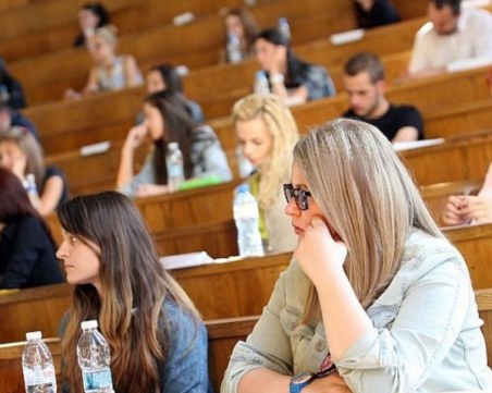 Започна писменият изпит по журналистика в СУ