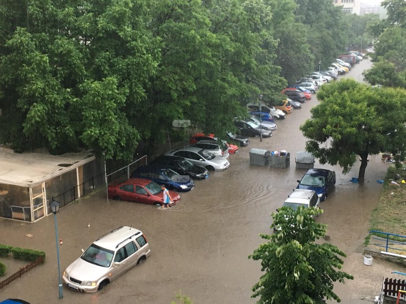 Евакуираха цяла болница в Пловдив, пълна е с вода, няма и ток