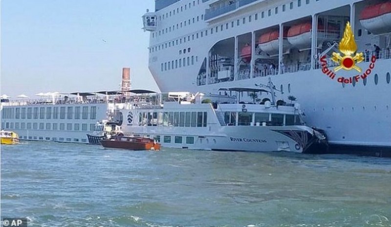 Круизен лайнер и кораб за разходки се сблъскаха във Венеция, петима са ранени