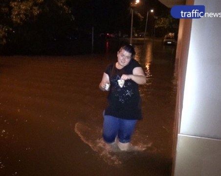 Към полунощ: Хора блокирани на работа, 650 наводнени сгради в Пловдив