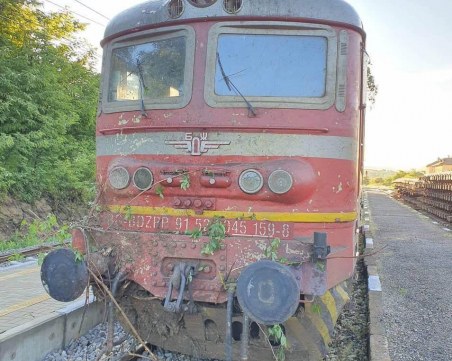 Нощният влак от Варна за София се е ударил в скали преди гара Стряма