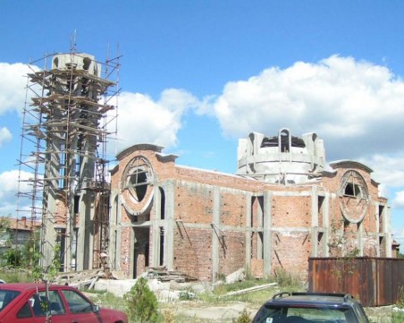 Община и завод се разбраха: Дарение за църква вместо данъци