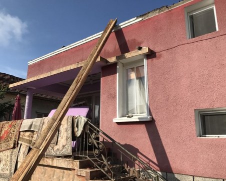 Общината в Казанлък плаща нов покрив на поразената с 2 мълнии къща
