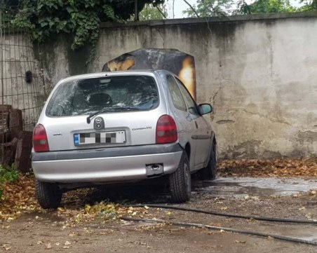 Опел Корса избухна в пламъци в Пловдив