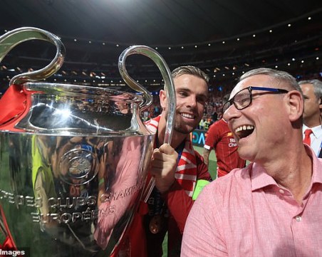 Сълзи от радост за капитана на Ливърпул - заради Купата и баща му