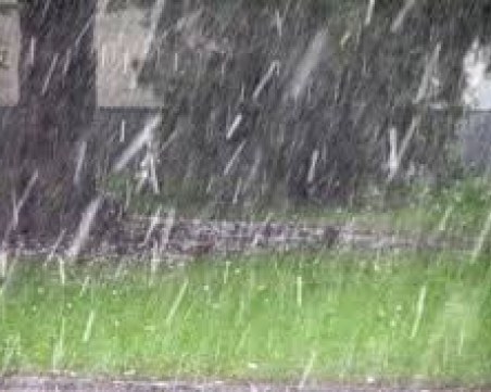 Стихията не спира: Порои, градушки, гръмотевици и днес